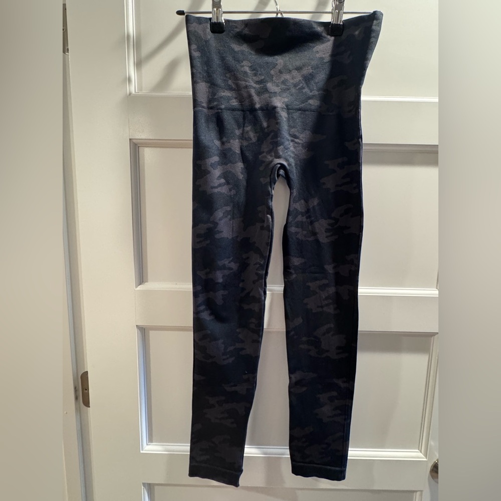 *LIKE NEW* Spanx Black Camo Leggings